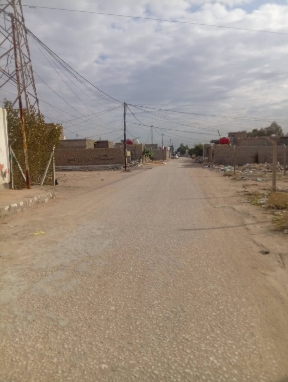 سلام عليكم عرصة 150 متر للبيع  مدفونة سبيس وجاهزة للبناء مع كافت الخدمات تبليط مي   عنوان نجف قريبة ع شارع العام  طريق ياعلي عمود 175 تواصل ***********
