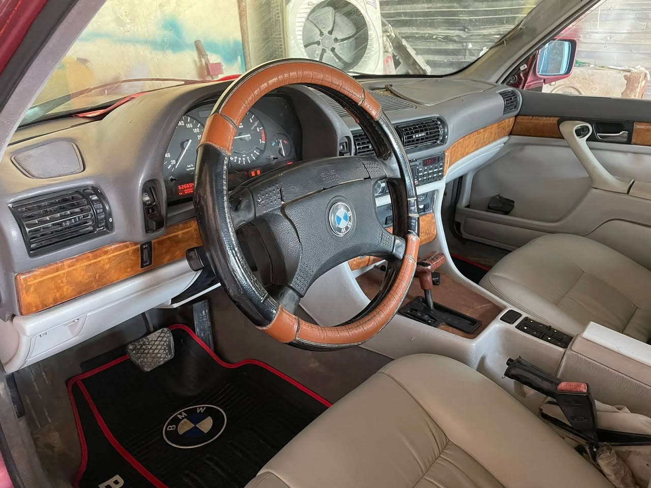 السلام عليكم
BMW735
رقم بغداد انكليزي بسمي 
داخل ابيض كهرباء جلد 
لون ماروني 
تبريد خير من الله 
مكينه كير جديد حاويه 
مكاني بابل الحله مركز المدينه 
***********
السعر 46 وبيها مجال قليل
