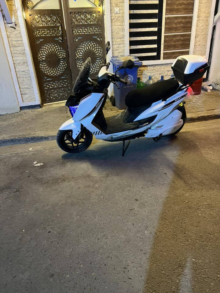 السلام عليكم دراجة شحن تي ماكس من شركة APO بطارية ليثيوم 72 فولت 30 أمبير تمشيك مسافة 85 كم ملف الدراجة 3000 يعني سرعة وقوة الدراجة فول مواصفات وجديدة جدا مكفولة من الكسر والشخط عارضة مليون و 350 قفل اقل من السوك ب400 وهذا اللون الابيض قليل موجود عنواني الشعب ***********
