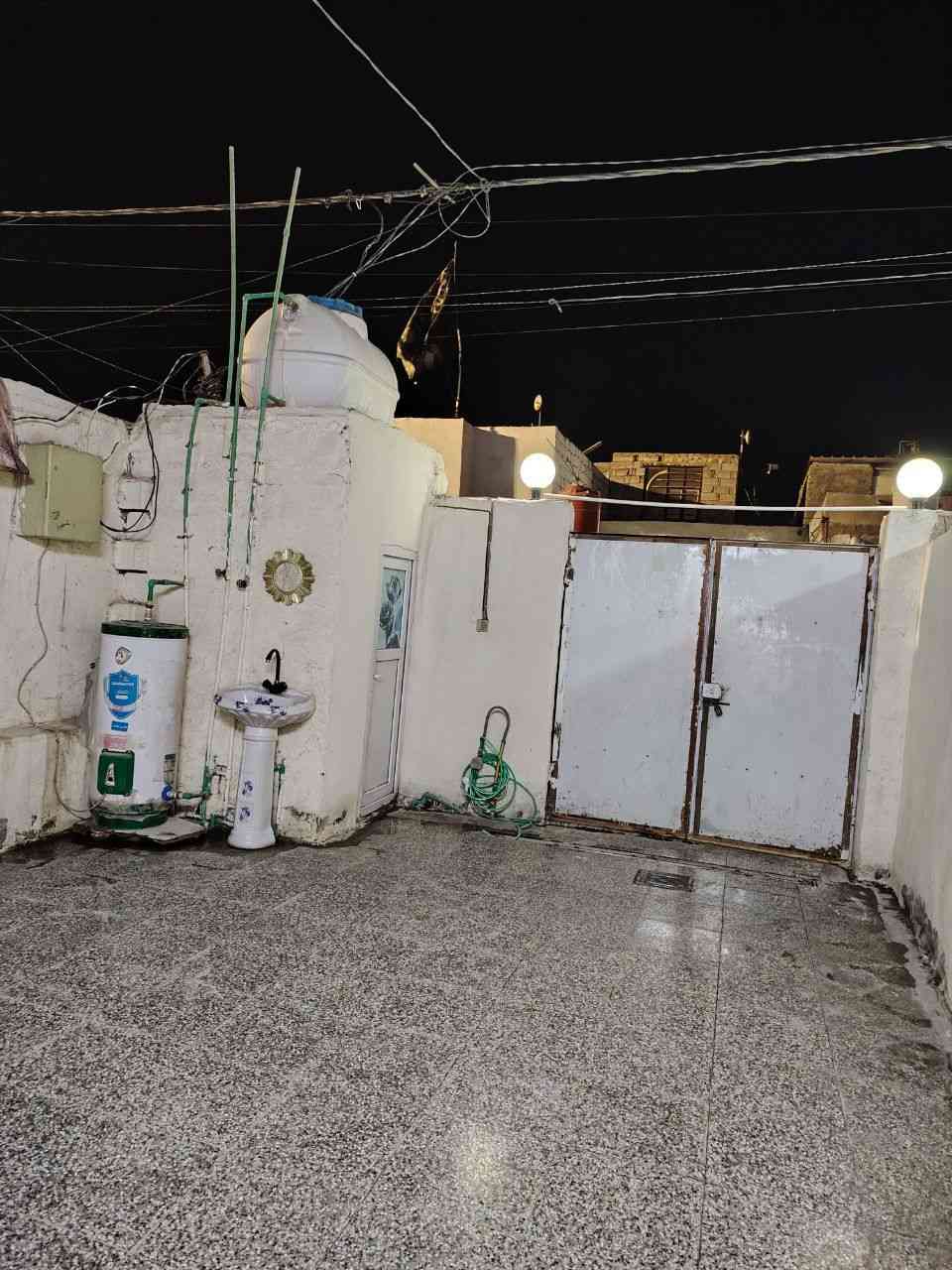 بيت للبيع المساحه 100 متر طابو زراعي سند 25 مرقم بلديه
أساس وسقف صب کونكربت بنیان بلوك 
البناء جديد ونضيف كاشي وسيراميك كل البيت 
يحتوي غرفة وصاله ومطبخ وصحيات داخليه وخارجيه وطارمه جبيره
العنوان شارع المطار القديم مجاور أسواق الأمير
متوفر كافه الخدمات كلشي قريب ع بيت
من صيدليه/ حلاق /صالون /سوبر ماركت/ مجمع كلشي بالف /مخبز /مضمد/ دواجن وسمك
السعر المطلوب 24 مليون وبي مجال
واتساب.. ***********
