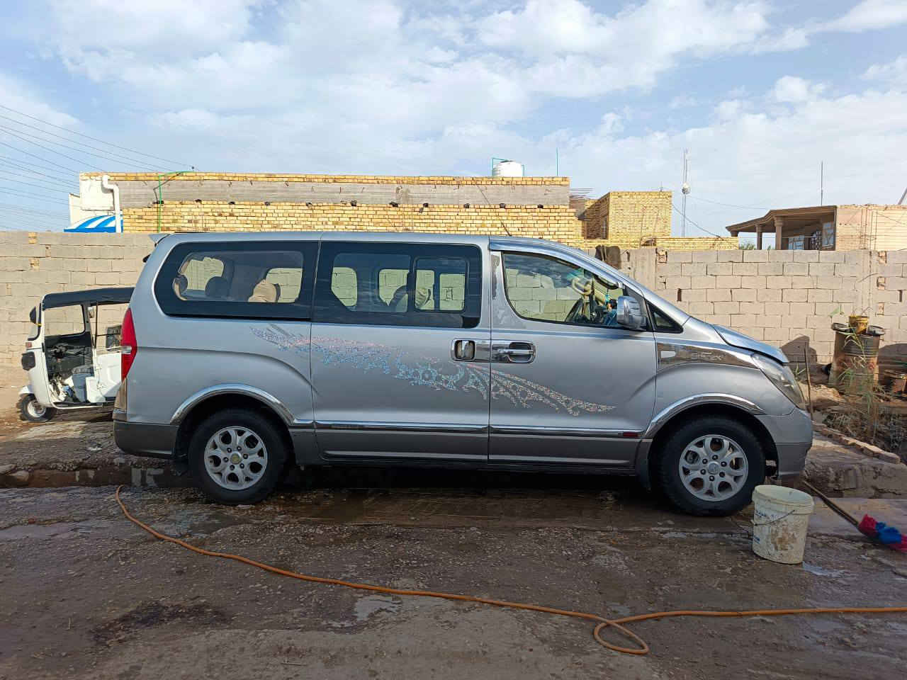 ستاركس مفتوحه ٩ رقم نكليزي فقط جاملغ امامي بدون دواخل والباقي كفاله من الظربه والصبغ تبريد طخم تاير جاهزه السياره مصفره من الهيئة والضريبة
***********
