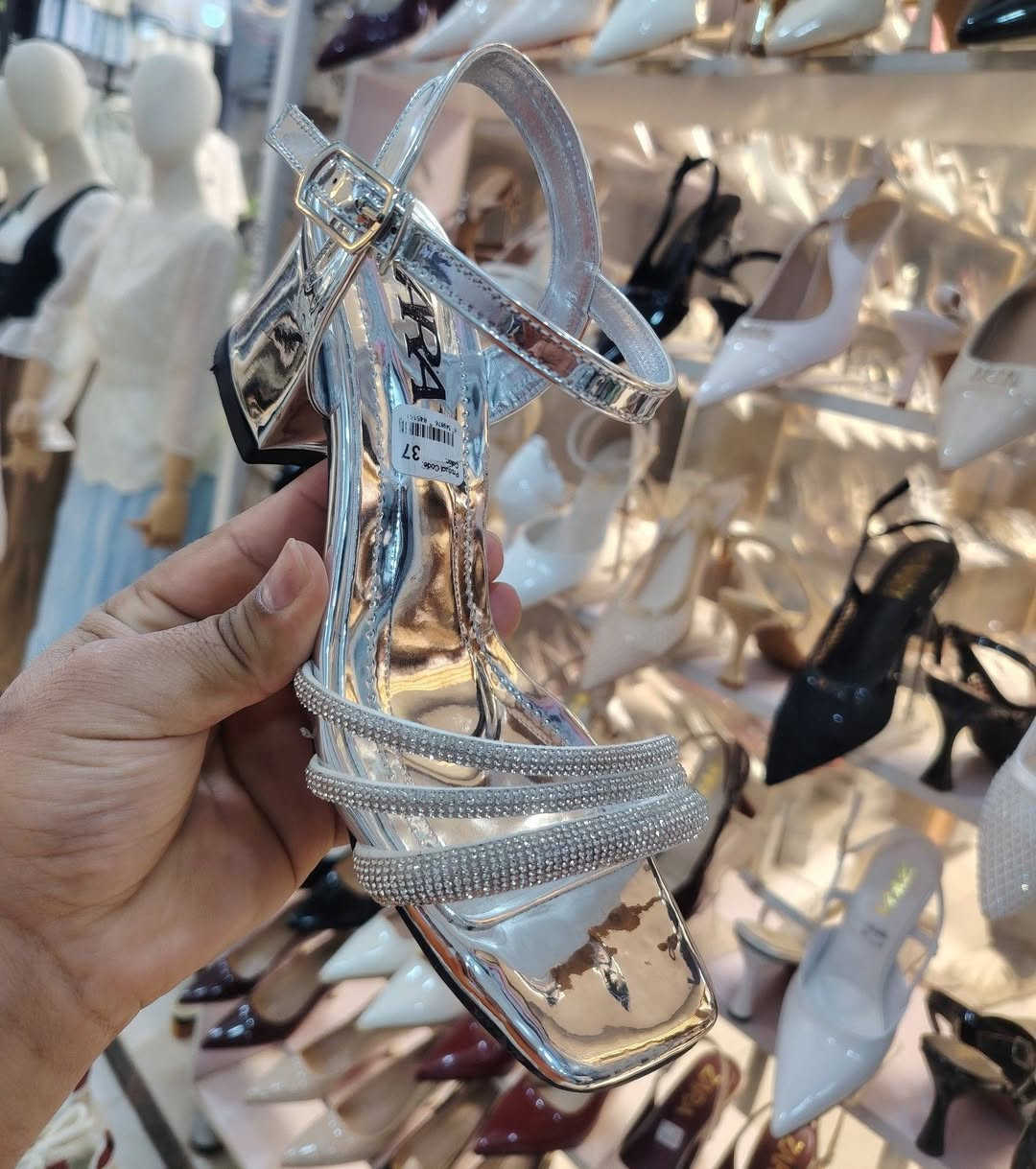 حذاء صيفي دبان طبي ارتفاع الكعب 5سم
قياسات من 37الى 40
عنوان المحل ديالى المقدادية حي المعلمين شارع المخضر مجمع العزاوي مقابل أزياء
يوجد توصيل
واتساب ***********
