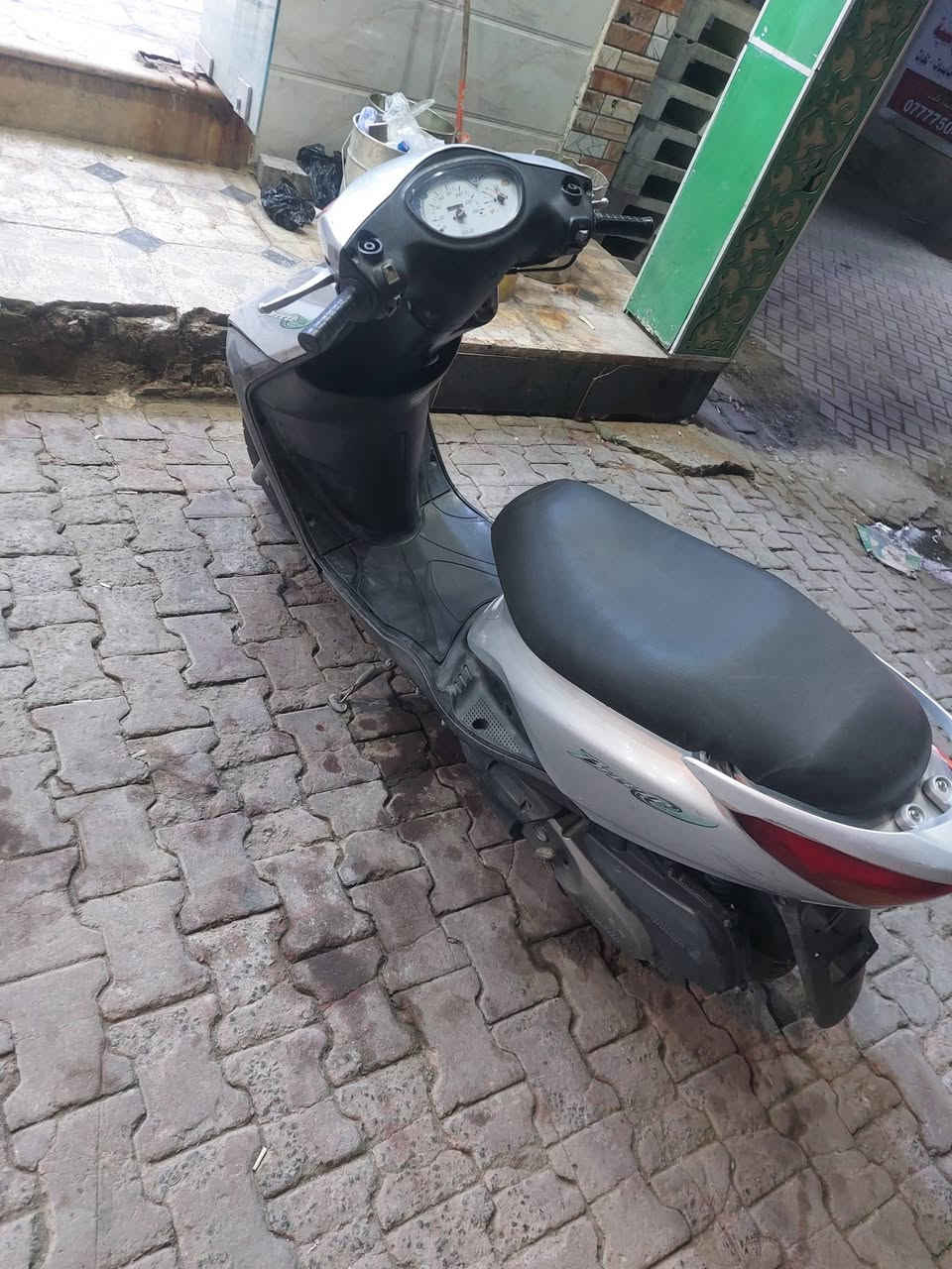 دراجه بريز اكزز للبيع مكينه ناعمه برغي ما مفتوح بالمكينه بس الكفر الكدام مضروب شوي بلادي مالتها مسوي والگچ واكف بس رقمي ***********
