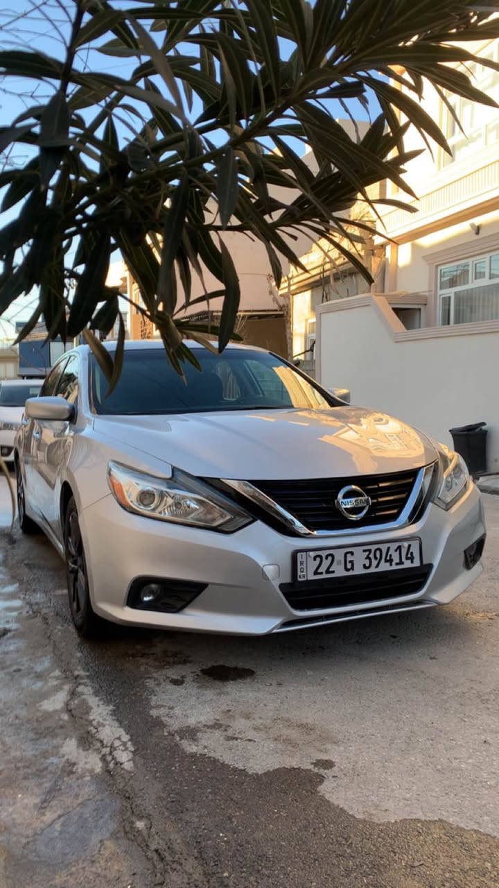 نیسان ئاڵتیما مۆدیل ٢٠١٧ رەنگ سلڤەر سەیارەکە ٢ پارچەی بۆیاغە پێش و پاشی کەپسی پەرەشوتیەکانیشی کەپسە نەتەقیوە کەمەک تەزرەشی هەیە سەیارەکە مواسەفات رادارە شەغالە بەسمەیە ویل گەورەیە سەیارەکە رەقەم و سەنەوی تاکوو ٢٠٣٠ نوێیە بە ناوی خۆمە سەیەرەکە گێر و مەکینەشی بەشەرتە بەردە گزۆزی بیلادی تەنها ٩٠ میل رۆیشتوە
رەقەم تەلەفۆن:***********
شوێن:سۆران
نرخ:١١٧ مرغصور, أربيل
