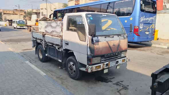 السلام عليكم ورحمه الله وبركاته كنتر عظم موديل 91 بسمي رقم بصره محرك بنكو 3000 جديد توني شاده قماره بيه خياس تايرات جدد السعر 40 ورقه وبيه مجال قليل العنوان البصره القبله للا ستفسار ع ***********
