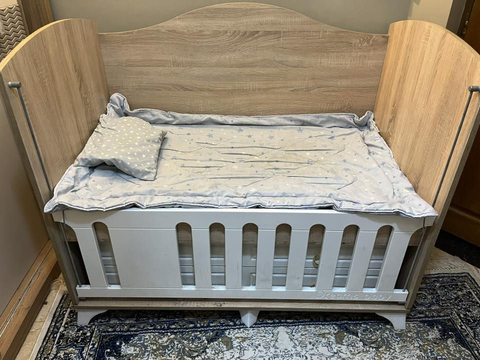 سرير طفل  خشب للبيع بسعر مغري 
قياس الدوشك الداخلي130*70 سم 
قابل للحركة مثل الكاروك 
بوابة امامية متحركة اسفل و اعلى للحماية
يحتوي على 4 جرارت 

الهدايا  
دوشك اسفنج سمك 10 سم 
و مفرش و مخدة صغيرة
وفايبرة  جديدة (الخشبة اسفل الدوشك) 

يوجد خدمة توصيل داخل بغداد
للتواصل
***********
