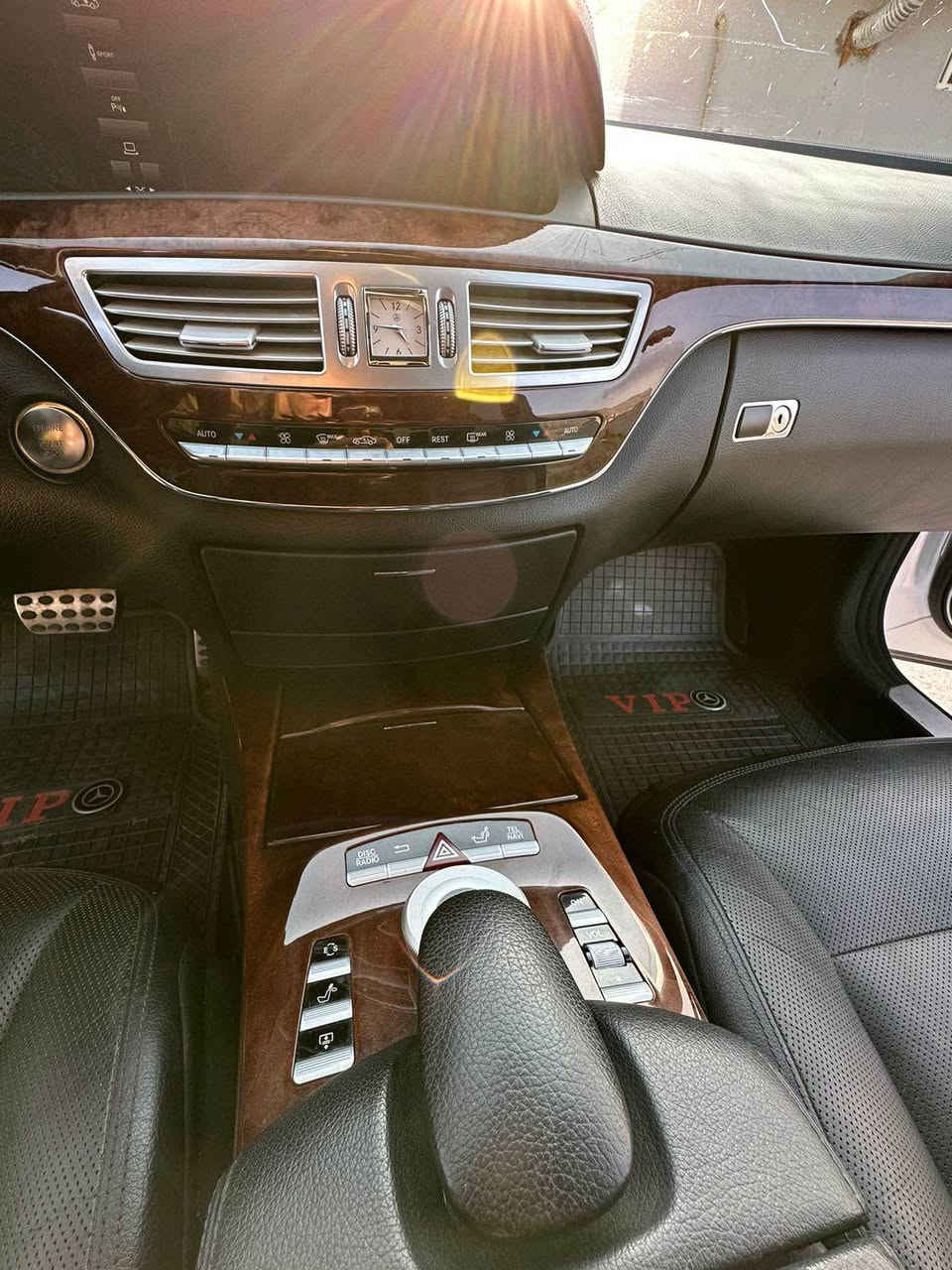 مارسيدس بينز ٢٠١٢ ئيس كلاس حجم ٨ بستون توربو بي سوپه ر قه پات مواسفات بسمه پانوراما كوشين ساردو گه رم خه زن و مساج ده رگا لارج كامل شفت گير مكينه تبريد په راشوت به شه رت و زمان سياره اورپيه مه نه فيستي خوي له گه له براوه حيزام به شه رت بي ليدران ١٨٠ هزار كيلو مه تر روشتوه كه ميك معامله ي تيدايه ژماره موبايل *********** أربيل, العراق
