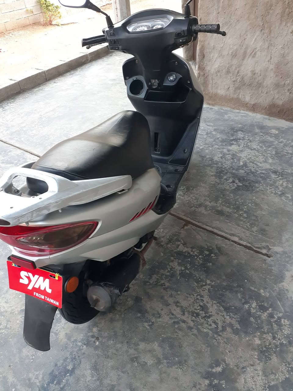 من رخصة الادمن
دراجة سايم ابوعيون للبيع
شغالة صلف وهندر وكهربائيات 
محرك فول نضافه كشر بلادي كما 
موضح السعر 500وبي مجال للاستفسار 
الاتصال ***********
