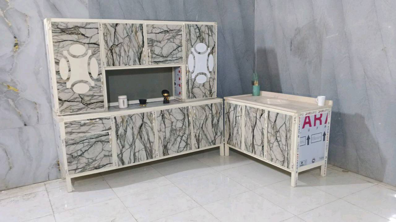 عندي مجموعة متنوعة من كاونترات المطبخ الجديدة بتصاميم وألوان مختلفة لتناسب جميع الأذواق. الكاونترات متوفرة بأشكال حديثة وعصرية ومواد متينة تضمن لك الجودة العالية والاستخدام الطويل. تتوفر بالألوان الأحمر، الرمادي، الأبيض والألوان الرخامية المختلفة التي تضيف لمسة من الأناقة إلى مطبخك.