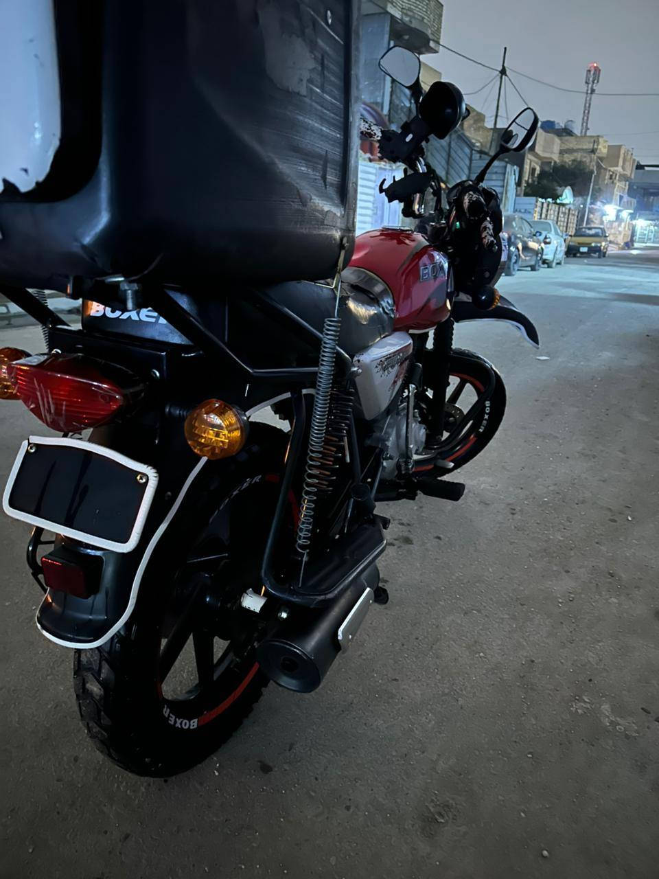 السلام عليكم للبيع بوكسر 23 كفاله عامه ماشيه 19 الف دراجه اخت الزيرو اوراق كامله الدراجه جانت متروكه فتره المكان بغداد السيديه السعر 200000 وبيه مجال  الله شاهد الدراجه بالحقيقه احلا من الصور بهواي اليحب يتواصل خاص او يتصل ع رقمي ***********
