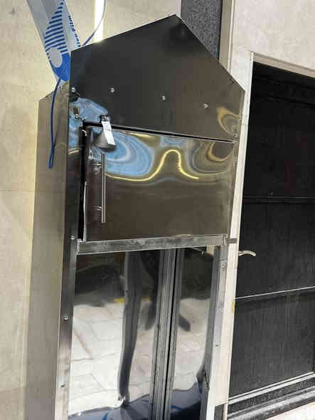 سلام عليكم منقله شويه مغلقه وبيها باب تكدر تستخدمها للفحم كوفي او مطعم للشوي سويتها تفضال حديد وستيل اصلي ثقيل وبيها تايرات بس مرهمت على مكاني وارد ابيعها امانه الله صارت عليه 225 واريدها ب150 الف لان ماعندي مكان 
ممستخدمه نهائيا مكاني بغداد السيديه *********** هذا رقمي
