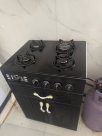 طباخ • ٤ عيون