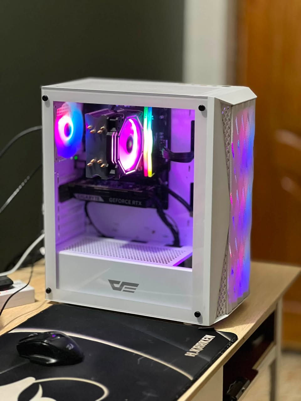تجميعة متكاملة وممتازة للألعاب الحديثة، التصميم الهندسي والـ 3D، المونتاج، والدراسة.
📌 المواصفات التفصيلية:

* 🖥️ المعالج: AMD Ryzen 5 5600

* 🎮 كرت الشاشة: Gigabyte GeForce RTX 5060) 8GB (DLSS 4 + Ray Tracing))

* 🧠 الرام: 16GB (2×8GB) DDR4 3600MHz

* ⚡ التخزين: lSSD 1TB (سرعة قراءة تصل إلى 3500MB/s)

* 🛡️ اللوحة الأم: MSI B450M-A PRO MAX II

* 🔌 مزود الطاقة: DeepCool PF600 600W 80 Plus

* ❄️ المبرد: SATE CC-80 ARGB PWM (4 Heat Pipes)

✨ مميزات الحاسبة:
 تشغل أحدث الألعاب بكفاءة وسلاسة عالية.
 ممتازة جداً لبرامج التصميم والـ 3D والرندر.
 شكل وأداء مميز مع إضاءة RGB.
 القطع بحالة ممتازة جداً وبكامل كارتينها.
📍 المكان: [بغداد]
💰 السعر: [1,300,00]
📞 للتواصل والاستفسار: يرجى المراسلة على الخاص واتساب  على الرقم: [***********]
