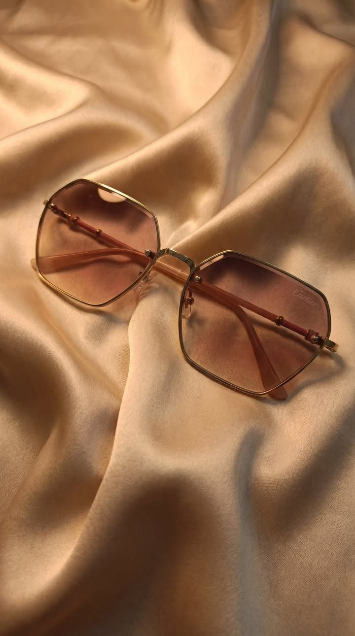 حيث تلتقي الحرفية بالخيال ✨💎
استمتعي بالفخامة المطلقة مع نظارة كارتييه السداسية. تصميم يجمع بين الدقة المتناهية في الإطار الذهبي والعدسات المتدرجة بألوان الأوركيد والوردي. قطعة لا تذبل بمرور الزمن، مصممة لمن يعشقون التميز الصامت والراقي.
لماذا ستحبينها؟
إطار ذهبي خفيف جداً يمنح راحة استثنائية.
تصميم سداسي عصري بلمسة كلاسيكية خالدة.
أذرع رفيعة تنتهي بلمسات وردية ناعمة تتناغم مع لون العدسات.
ملاحظه بدون حافضه

واتساب ***********
