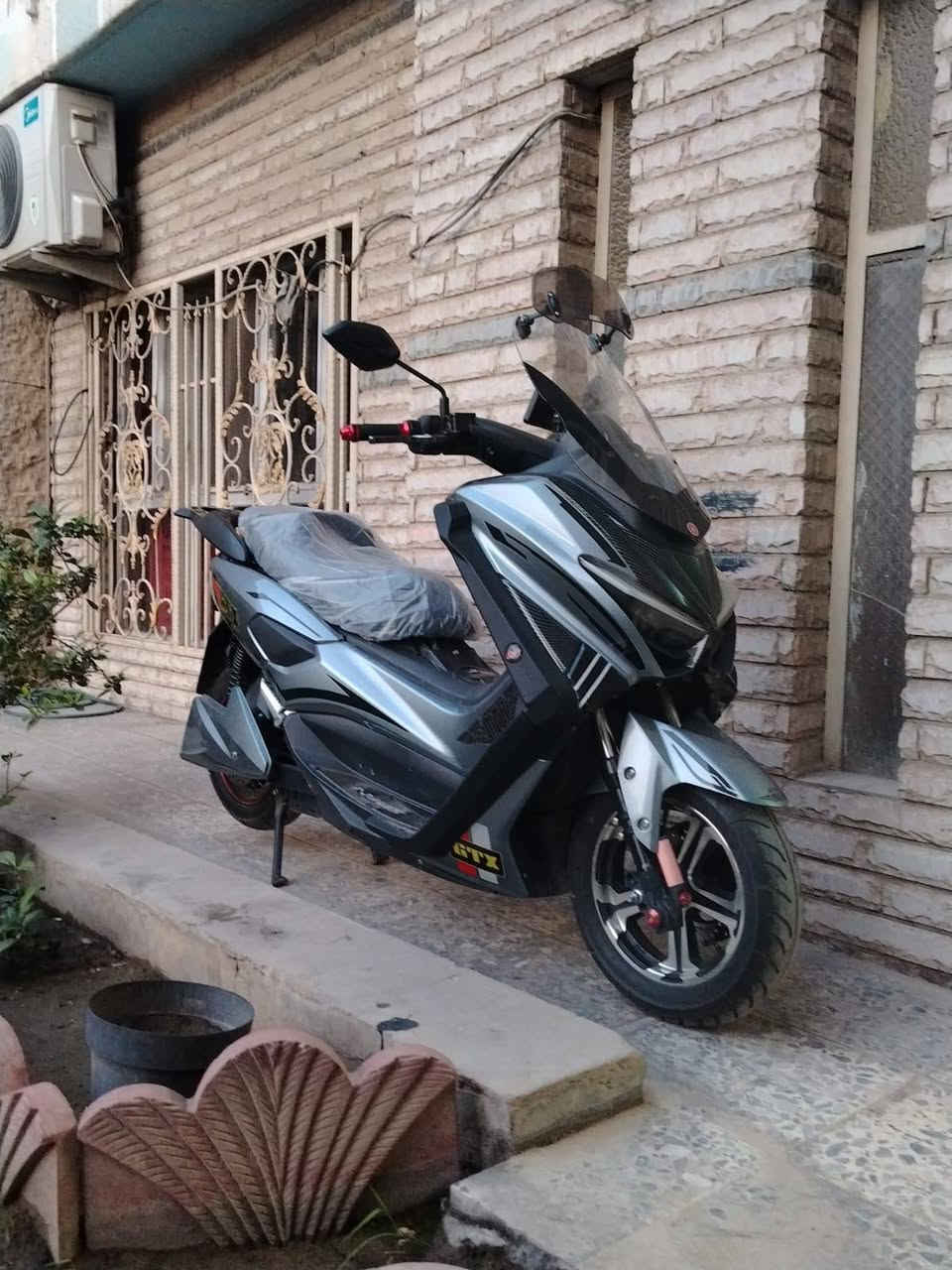 سلام عليكم دراجه شحن موديل 2025 دراجة جديدة nmax تزويد درع جانبي شاشة كار بلاي كشن رياضي  دوسات رياضي  مري مال nmax اصلي 6 بطاريات 45 امبير شرط لفحص دراجة كفاله عامة متعوب عليها واستخدام كلش قليل سويجين بصمتين لسويج وبصمة لحتياط مامستخدمات مكاني بغداد  رقم ***********
