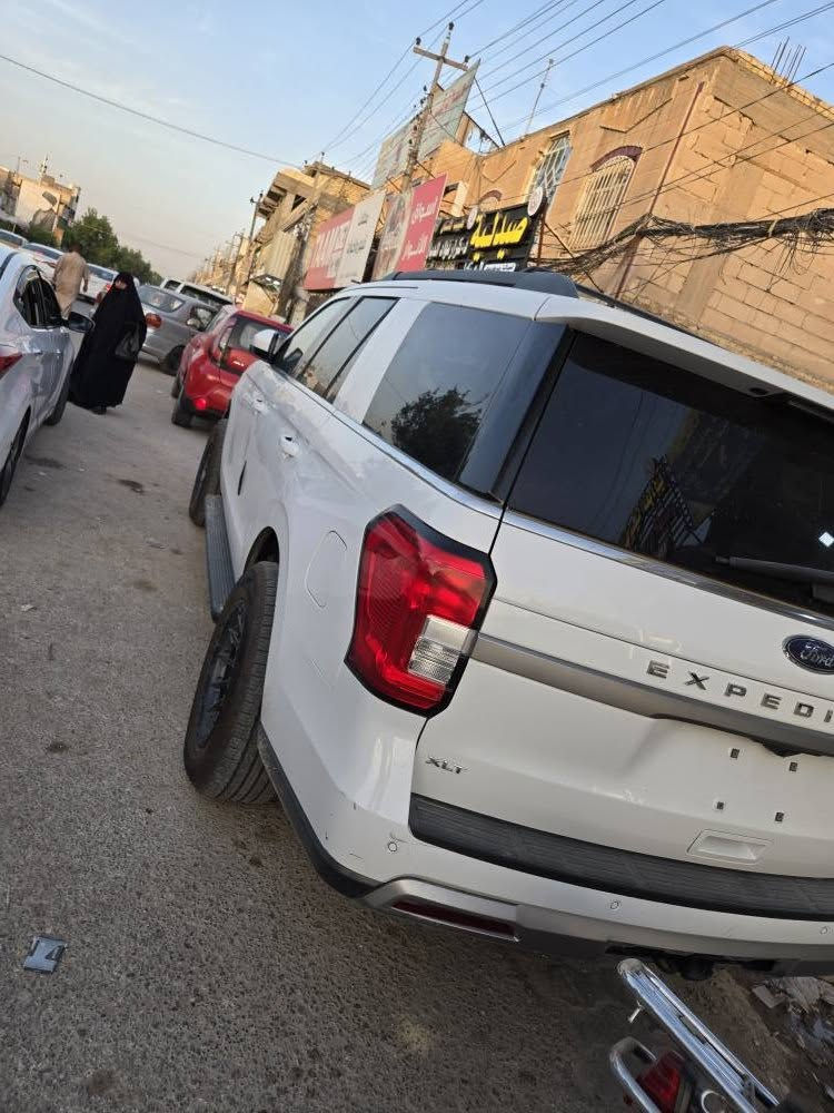 فورد اكسبيدشن عليها اضافه 202A
حادثها كلش بسيط وبدون ايرباك مبدل زوج لايتات بلاك جددد والقديم موجود ومبدل تخم ويل وتاير جبلي والقديم ايضا موجود 
رقم شهداء بسمي دخول جديد قبل شهرين معاملتها كاملة فقط شد ارقام حادث مرفق نظيفه جدا ماشيه ٣٠ ميل 
العنوان نجف 
رقمي *********** النجف, العراق

