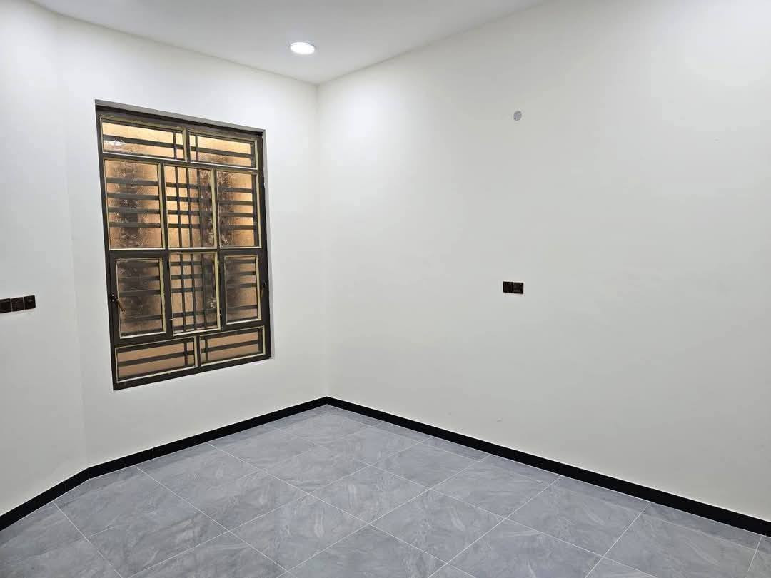 #اعـــــلان(14).
#عـرض_بيـــــع. 

▪︎ بيت طابقين للبيع.
▪︎ البناء حديث.
▪︎ بناء سنة 2024.
▪︎ الموقع حي الأندلس. 
▪︎ عرض الشارع 10 م.
▪︎ المساحة 208 م.
▪︎ الواجهة 12 م.

● الطابق الأرضي..

▪︎ 2 منام.
▪︎ صالة.
▪︎ استقبال.
▪︎ مطبخ. 
▪︎ صحيات. 
▪︎ كراج.

● الطابق الاول..

▪︎ شقق عدد 2.
▪︎ كل شقه تحتوي على.
▪︎ غرفة منام.
▪︎ صالة.
▪︎ مطبخ.
▪︎ صحيات.

● البيت فارغ وجاهز للسكن..

#شركة_دينار_العقارية.
ـــــــــــــــــــــــــــــــــــــــ
*********** 
*********** 

#عنوان_الشركة:- البصرة. الجنينة. حي الأندلس.. قرب اسواق بانـــــــــــــــدأ. 

#نستقبل_كافة_عروضكم_ما_عليكم_الا إرسال تفاصيل عقاركم على خدمة الواتساب(***********) .
