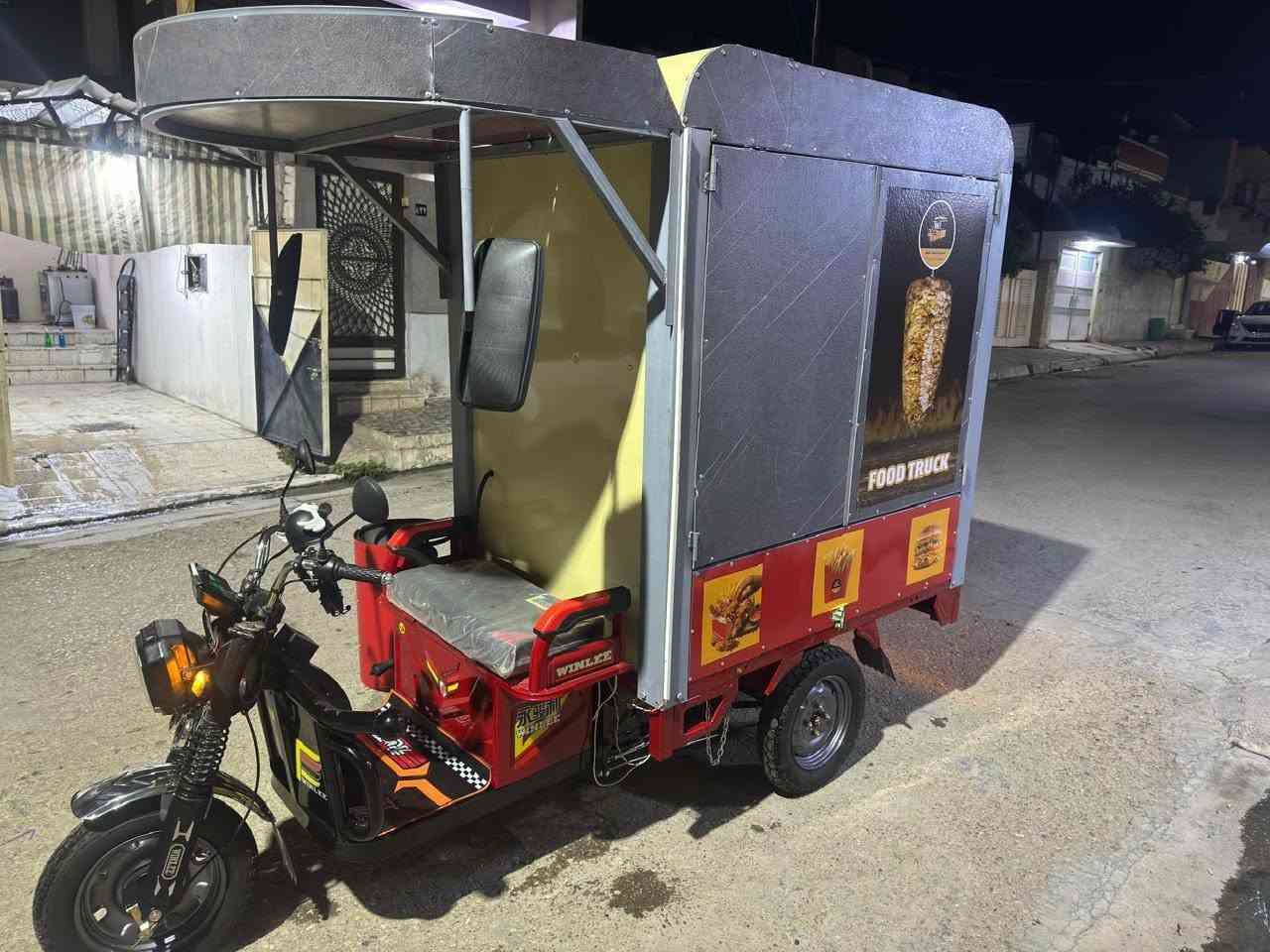 السلام عليكم
للبيع ستوته فوت تراك  food trak
شحن موديل 2024
حجم الوسط اسم ماركتها KOREA_MR
شاحنه اصليه مع حمايه
الشحنه اتمشي 15كلو متر هيا تمشي للشحنه الوحده أكثر 
  تحتوي ع شوايه كص 4بلنر مع شيش مع سكاكين عدد٢ مع مواعين ٣موديلات وكل موديل ٦قطع كلو موضح بالصور مع طباخات عدد ٢للفنكر والزنكر مع مخزن أسفل داخلي ومخزن علوي ومخزن تحت المقعد مع مكان للقنينه وتأسيسها كلها شغاله بس تسوق وتسترزق مع اناره داخليه لدات تكدر اتخلى بطاريه وتشغلها
مكانها الموصل الأيسر
الشراري يتصل ع ***********
