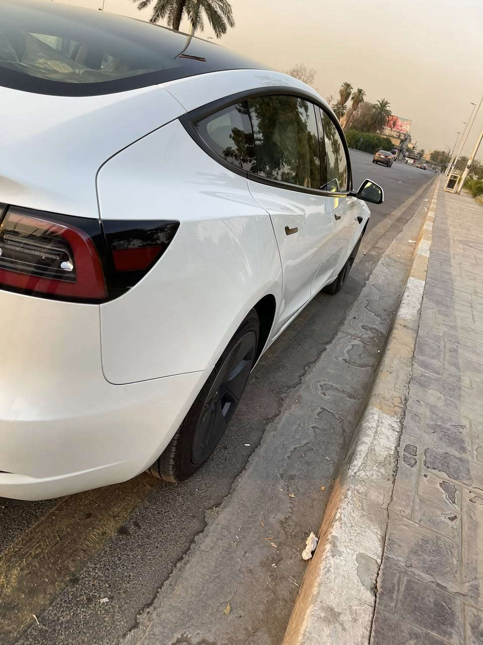 🚗 للبيع: سيارة تيسلا موديل 3  – سنة الصنع 2023
Standard
One motor 
Offline

🔹 الحالة: مستعملة – نظيفة جداً (بحالة الوكالة تقريباً)
حادث السيارة موضح بالصور فقط بنيد
وشبر من الجاملغ الامامي اليمين وتبدلت كلها مع الدعامية نفس اللون وكالة
يعني السيارة بدون اي صبغ
🔹 ماشیة : فقط 19 ميل
🔹 اللون الخارجي: أبيض لؤلؤي
🔹 اللون الداخلي: أسود فاخر (مقاعد جلد)
🔹 نوع الوقود: كهربائي بالكامل
🔹 الاستخدام: لم تُستخدم داخل العراق – مستوردة حديثاً 
🛠️ مميزات إضافية:
✅ نظام قيادة ذاتية (Autopilot)
✅ شاشة لمس مركزية كبيرة
✅ نظام ملاحة GPS
✅ كاميرات 360 درجة + حساسات8
✅ تكييف هواء أوتوماتيكي
✅ دخول ذكي وتشغيل بدون مفتاح
✅  تدفئة مقاعد
✅ نظام صوتي ممتاز
✅ تسارع سريع جداً وأداء ديناميكي عالي
💰 السعر المطلوب: 158 ورقة
بيهة مجال بسيط 
📞 للتواصل والاستفسار
*********** واتس اب
السيارة مرقم بغداد كامل بأسمي   
📍 الموقع: بغداد الوزيرية
