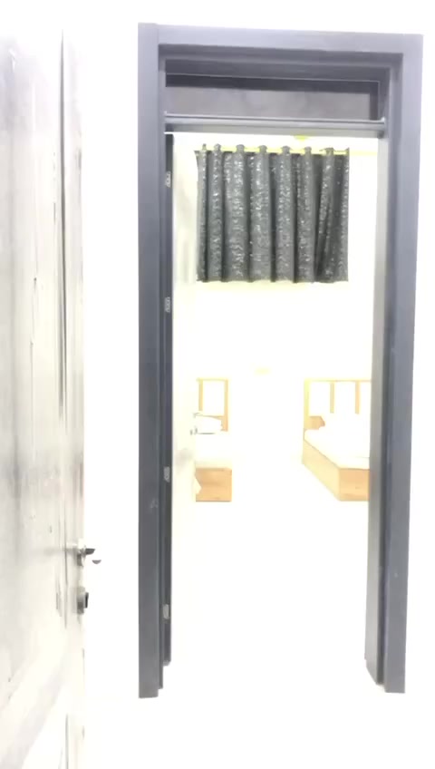 سلام عليكم توفرت شقة طابق ارضي مساحه ٥٠ غرفتين وصالة ومطبخ اثاث كامل بروضتين شارع نورين ع شارع لعام كهربا مستمر طاقه شمسية عوائل او طالبات لتواصل 
***********
