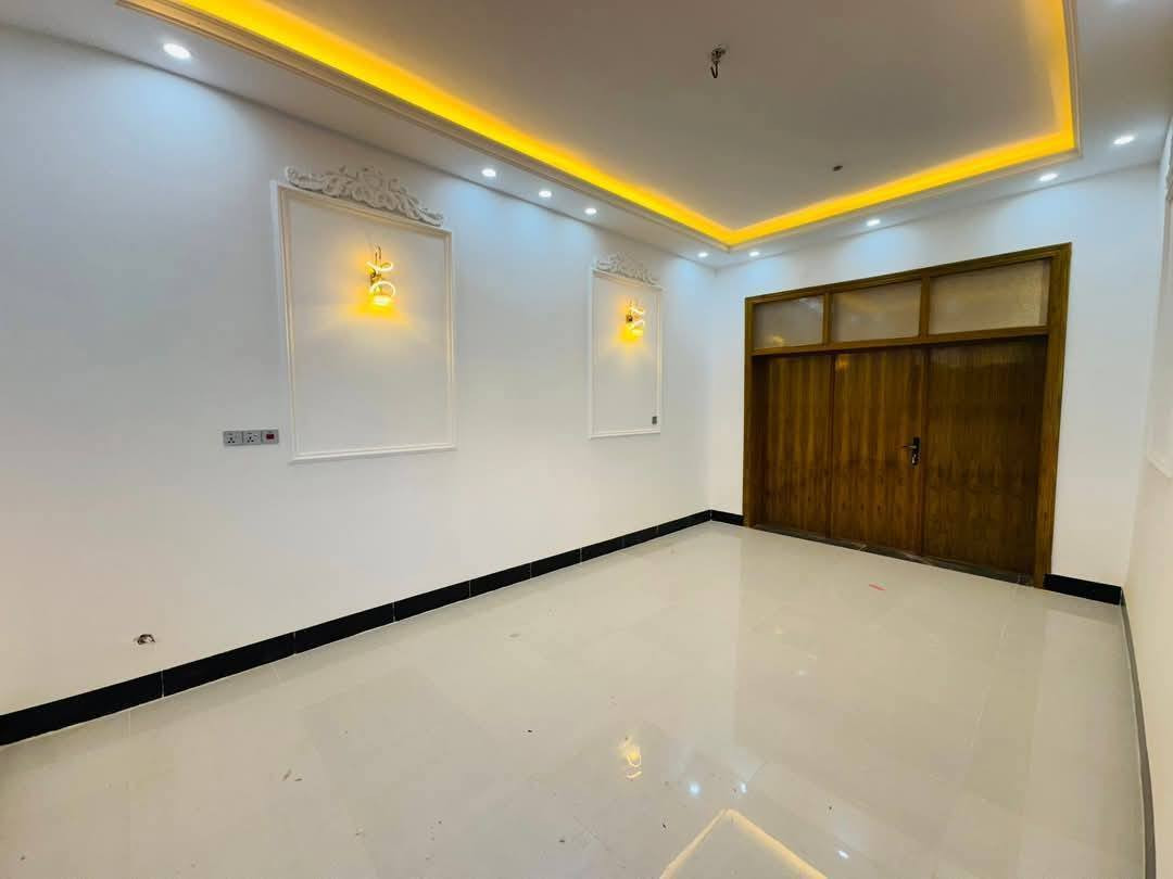 🏠 دار للبيع – طابو صرف
📏 المساحة: 150 م²
📐 الواجهة: 7.5 م | النزال: 20 م

🧱 بناء حديث – درجة أولى

🔹 الطابق الأول:
• مطبخ
• غرفة استقبال
• هول
• غرفة نوم
• مجمع صحيات
• كراج سيارة
• حديقة
• صحيات خارجية

🔹 الطابق الثاني:
• غرفتين
• هول
• مجمع صحيات

📍 الموقع: شارع 80 – الضباط الثانية

📞 للاستفسار والمزيد من التفاصيل:
مراجعة مكتب عقارات أراضي بابل الخضراء
للمقاولات العامة والتصاميم الهندسية

📍 العنوان: شارع 60 – عمود 300 – مقابل استدارة علي بقلي

👤 الشيخ حازم – أبو حيدر
📱 ***********

👤 وسام محمد
📱 ***********
