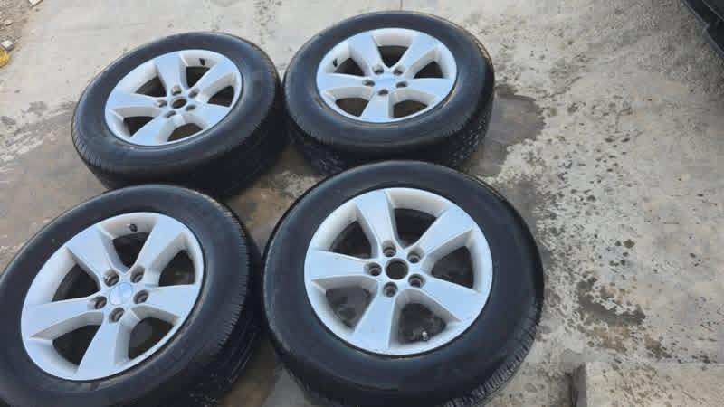 تخم ويل كب مع تخم تايرات قياس ٢٣٥/٦٥/٧٠ سعرها ٣٠٠ مكانه بغداد موبايلي ***********
