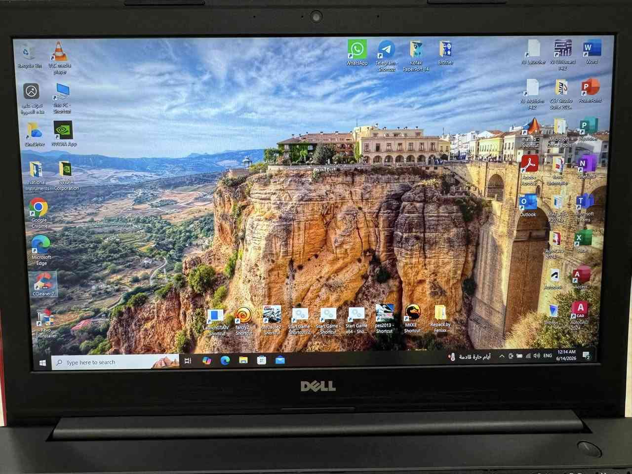 💻 للبيع: محطة عمل وألعاب متكاملة Dell Latitude 3550 (بحالة نظيفة) ✨
لكل طلاب الهندسة 📐، المبرمجين 💻، ومحبي الألعاب الكلاسيكية 🎮.. جهاز جاهز للعمل والدراسة فوراً بدون ما تحتاج تنصب أي برنامج أو لعبة، ومرفق بالصور فحص كامل للشاشة والمنافذ.
### ⚙️ المواصفات التقنية:
 * المعالج: Intel Core i7-5500U بسرعة تصل إلى 2.86 جيجاهرتز (أداء مستقر وسلس) 🚀.
 * الذاكرة العشوائية (الرام): بسعة 8 جيجابايت من نوع DDR3 🧠.
 * التخزين: هارد SSD فائق السرعة بسعة 256 جيجابايت (يضمن إقلاع النظام والبرامج بثوانٍ معدودة) ⚡.
 * كروت الشاشة (مزدوج):
   1. الكرت المدمج: Intel HD Graphics 5500 (للاستخدام العادي وتوفير طاقة البطارية) 🔋.
   2. الكرت المنفصل: NVIDIA GeForce 830M بسعة 2 جيجابايت (مخصص للبرامج الهندسية، المونتاج الخفيف، والألعاب) 🎮.
### 📐 مجهز بالكامل لطلاب الهندسة (برامج منصبة ومفعلة):
وفر على نفسك عناء التدوير والتنصيب، الجهاز محمل بأحدث البرامج الهندسية 🛠️:
 * MATLAB R2024a و AutoCAD 2024 📊
 * CST Studio Suite 2025 (للتصميم الكهرومغناطيسي) 📡
 * NI Multisim 14.2 و Arduino IDE (لمحاكاة الدوائر وبرمجة المتحكمات) 🔌
 * WPLSoft (لبرمجة الـ PLC) 🎛️
 * حزمة Microsoft Office الحديثة كاملة (Word, Excel, PowerPoint...) 📝
### 🎮 مجلد الألعاب الجاهزة للعب مباشرة:
 * سلسلة القتال الشهيرة: Tekken 4, Tekken 5, Tekken 6 🥊
 * معشوقة الجماهير: PES 2013 (بنسختين معدلة) ⚽
 * ألعاب العالم المفتوح والأكشن: GTA IV ، Just Cause 2 ، Far Cry 2 💥
 * لعبة الحماس: Mortal Kombat Komplete Edition 🥷
### 🔍 حالة الجهاز والملحقات (موثقة بالصور):
 * الشاشة: شاشة نظيفة تماماً تم فحصها بالخلفية البيضاء والسوداء (خالية تماماً من البقع البيضاء أو البكسلات الميتة) 🖥️.
 * المنافذ والبدن: جميع المنافذ (USB, HDMI, VGA, LAN) نظيفة وشغالة بنسبة 100% 🔌.
 * الملحقات: يأتي مع الشاحن الأصلي من Dell بقوة 65 واط المحافظ على عمر البطارية 🔋 + فأرة  (Rgp Mouse) مضاءة هدية 🖱️✨.
 * الـ Service Tag: واضح وموجود على الظهر للتأكد من أصالة الجهاز من موقع الشركة الرسمي 🏷️.
### 💰 السعر والاتصال:
 * السعر: 290,000 دينار عراقي (بيه مجال بسيط جداً للجادين) 💵.
 * مكان التواجد: بغداد الحرية البستان 📍.
 * للتواصل والاستفسار: [*********** أو راسلني خاص] 📞.

ملاحظة اخيرة لايوجد توصيل 🌹.
