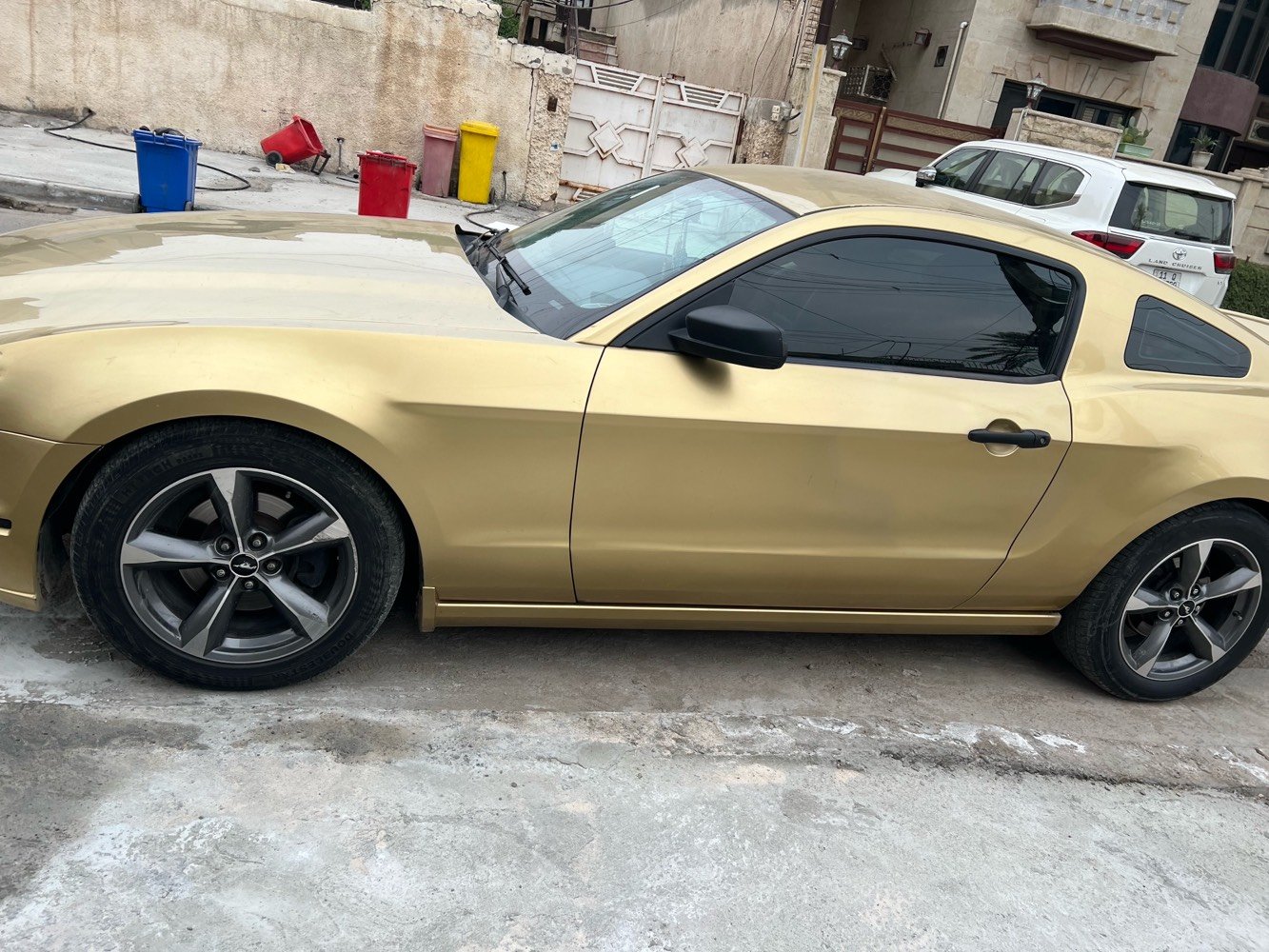 سلام عليكم سياره موستنك موديل 2014
نص موصفات القماره حديد 
كشنات كهربائيه وتغليف جديد 
مكينه 6 سلندر 
محرك گير مكفول 
السياره باسمي هزه جديده 
لونها البلادي ابيض غيرت لونها  ذهبي للجماليه 
حادثها خلفي فقط 
السعر 105 وبيه مجال حگ الجيه 
للتواصل
***********