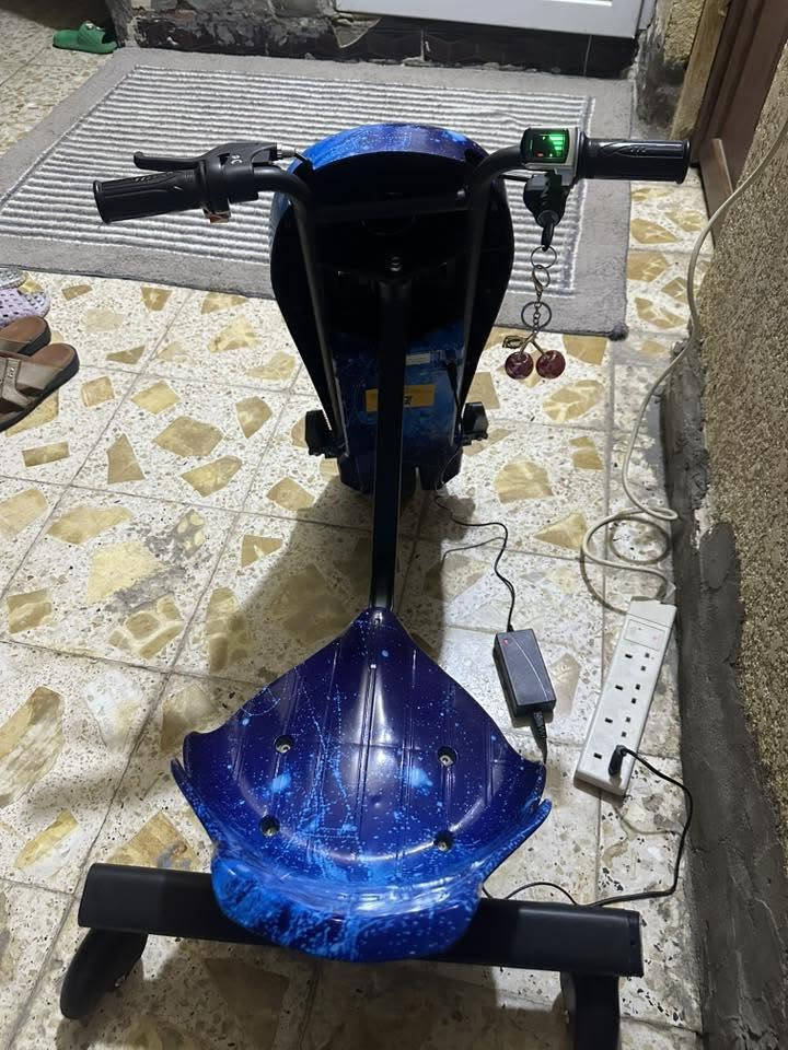 السلام عليكم سكوتر للبيع بعده بالايلون جديد كلش ماخذينه ب١٦٥ إذا اكو شراي ب١٠٠ نهايته قفل وتجي وتشوفه شرط كسر كارتون ***********
