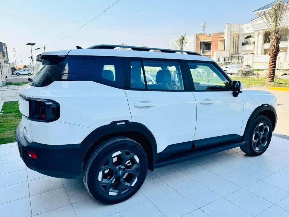 جیتور  2025       T1 LUXURY لون أبيض من داخل زيتوني مميز
المحرك: 4 سلندر تيربو 
المسافه المقطوعه 19الف
ضمان شركه هارلم 

المواصفات
* إطارات قياس 20 إنچ
* فتحة سقف بانوراما
* 6  وسائد هوائية
* كاميرات محيطية 540 درجة
* شاشة التحكم  بقياس 15.6 إنچ
* شاشة القيادة بقياس 10.25 إنچ
* نظام أبل كاربلاي وأندرويد أوتو
* نظام أوامر وتحكم صوتي
* بلوتوث / هاتف السيارة
* نظام صوتي متطور 12 سماعة من Sony
* شاحن هاتف لاسلكي سريع
* رادار تفاعلي
* تحذير مغادرة المسار
* نظام القيادة شبه الذاتية
* نقطة عمياء
* حساسات أمامية
* حساسات خلفية
* نظام الفرامل اليدوية الاوتوماتيكي Autohold
* 7 أنظمة قيادة تشمل انظمة الطرق الوعرة
* مقصورة الركاب من الجلد الفاخر والكنتارا
* مقعد السائق والراكب كهربائية  ومبرده
* ذاكرة لحفظ وضعيات الجلوس للسائق والراكب
* مسند الذراع الوسطي مع ثلاجة
* إنارة محيطية
* إنارة ترحيبية
* المرايا الجانبية قابلة للطي كهربائياً
* مرايا بخاصية التعتيم الذاتي
* دخول ذكي (بصمة)
* تشغيل عن بعد
* مصابيح أمامية أوتوماتيكية زينون مع مصابيح نهارية LED
* التكيف التلقائي مع الضوء القريب والبعيد
* دوسات جانبية
* خاصية إغلاق الشبابيك وفتحة السقف عن بعد
* نظام تقليل الضجيج النشط
* نظام إيقاف وتشغيل المحرك التلقائي

السياره للبيع فقط   بسعر 35,500 مليون 
السياره بأسمي  وجاهزه لنقل باسم صاحب النصيب ***********
