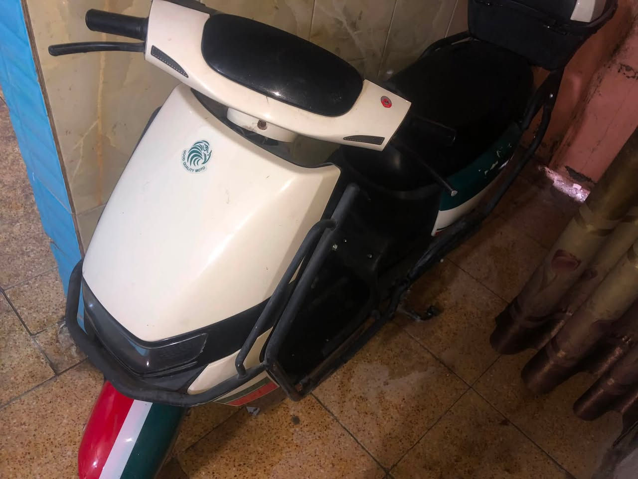 دراجة اعتمادية بيه 3 سرع ونظام رجوع للخلف ولايت عالي وناصي واشارات ودرع كاملة من كلشي مبيه نقص والدراجة ميحاسب عليه المرور متنحجز بالشحنة الوحدة تمشيك 50 كيلو سعر 650 الف وبيه مجال حك الجية مكان مدينة الصدر يم سوق الاولى رقمي واتساب ***********
