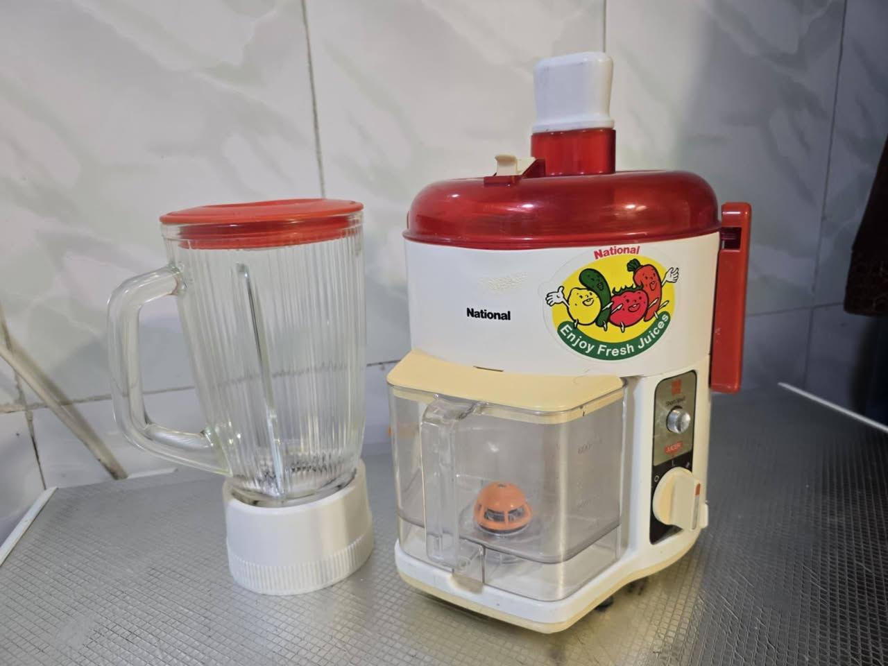 ماكنه عصر فواكه والخضروات وخلاط ماركه قديمه ناشيونال نظيف كلش  ياباني استفسار خاص لو واتساب ***********

