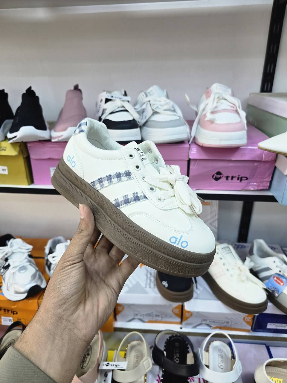 السلام عليكم 😊 
الجوهرة شوز 💎 اختيارك المميز 🤍
موديل جديد من سامبا النسائية بستيل كلش حلو ✨️
     قياس ٣٧ - ٤١
📍العنوان كوت خاجية شارع ٤٠ داخل السوق 
للإستفسار وطلب تواصل خاص 🚚


**إذا كنت صاحب هذا الإعلان وتريد حذفه لأي سبب، رجاءا أرسل رسالة إلى الدعم الفني**