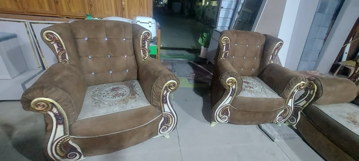تخم ١٠مقاعد ب٣٢٥ الف ديوانيه شارع الخصيمه سايدين الفرع مقابل زها مول قصابيه السجاد داخل الفرع بالضبط رقم ***********
