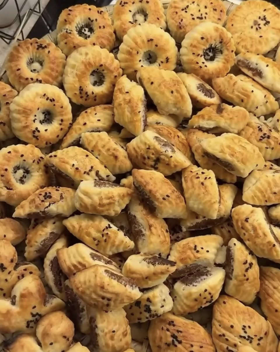 مفتوح الحجز ع الكليجه العيد اجهز حسب طلب مشكل تمر حلقوم جوز فستق حلبي كافه الحشوات عنوان بغداد الزعفرانية توصيل متوفر جميع مناطق بغداد للحجز واتساب ***********
