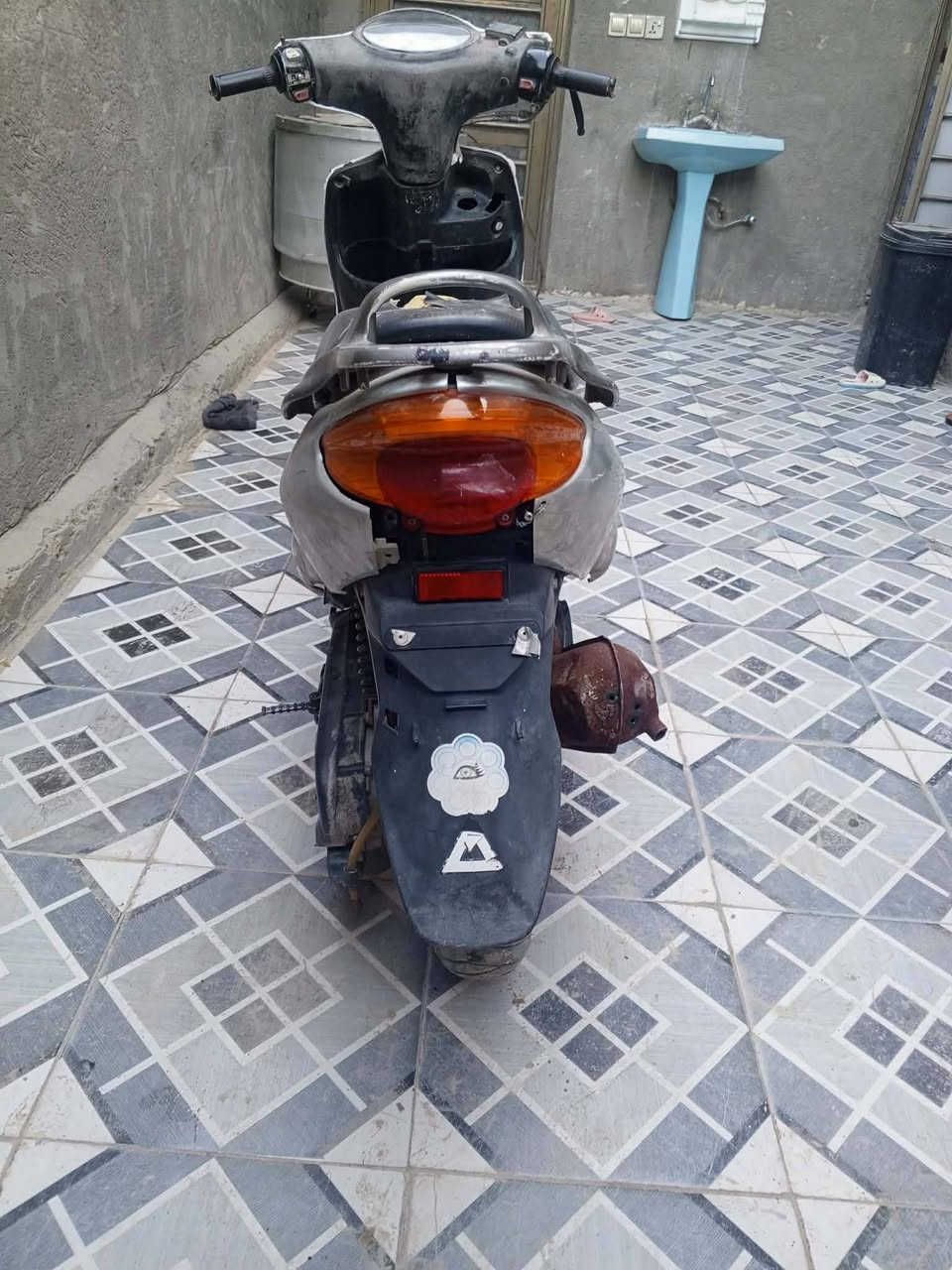 اكزز اللبيع متروكه محرك نضيف كهربايات شغاله بس غسلته طفن ماعرف اليش شغاله نص هندر شرط تجي تكلب وتشوف سعره 200 قفل رقمي ***********
