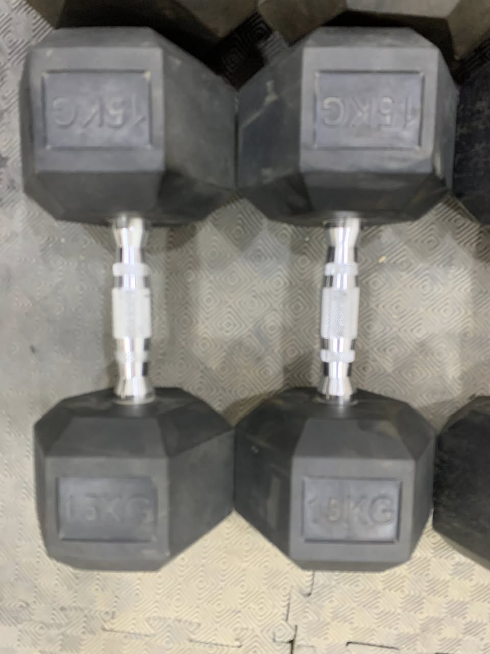 25+25=50 
20+20=40
17.5+17.5=35
15+15=30 
هذا الدامبل الثابت وزن 155 مجموعهن 
+40 كيلو اقراص هي و القبضات مالتهن (10/10/5/5/5/5)
يصيرن 195 كيلو

+قبضة متشابك 
 +بار حديد 
+مصطبة  اعلى و اسفل و تراي سيقان  هاي اني مشتريها ب ٨٠ الف وحدها

كلهن رايدهن ب 300 الف 
للتواصل واتساب  ***********
مكاني بغداد
