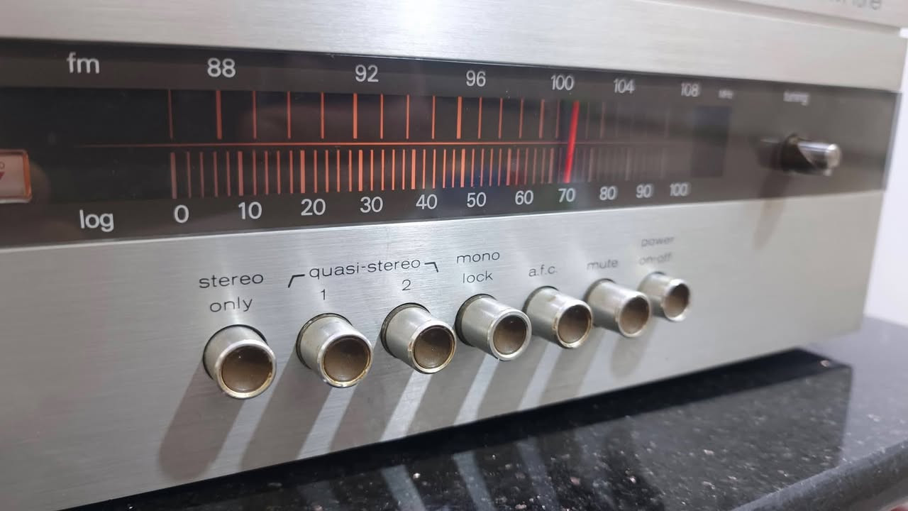 راديو Leak باله انكليزية صناعه انكليزية موديل 1972، موجتين FM، لكن ما عرفت اخرج من الجهاز لان مبي سماعات يرادله سماعات خارجيه . 
40 الف


**إذا كنت صاحب هذا الإعلان وتريد حذفه لأي سبب، رجاءا أرسل رسالة إلى الدعم الفني**