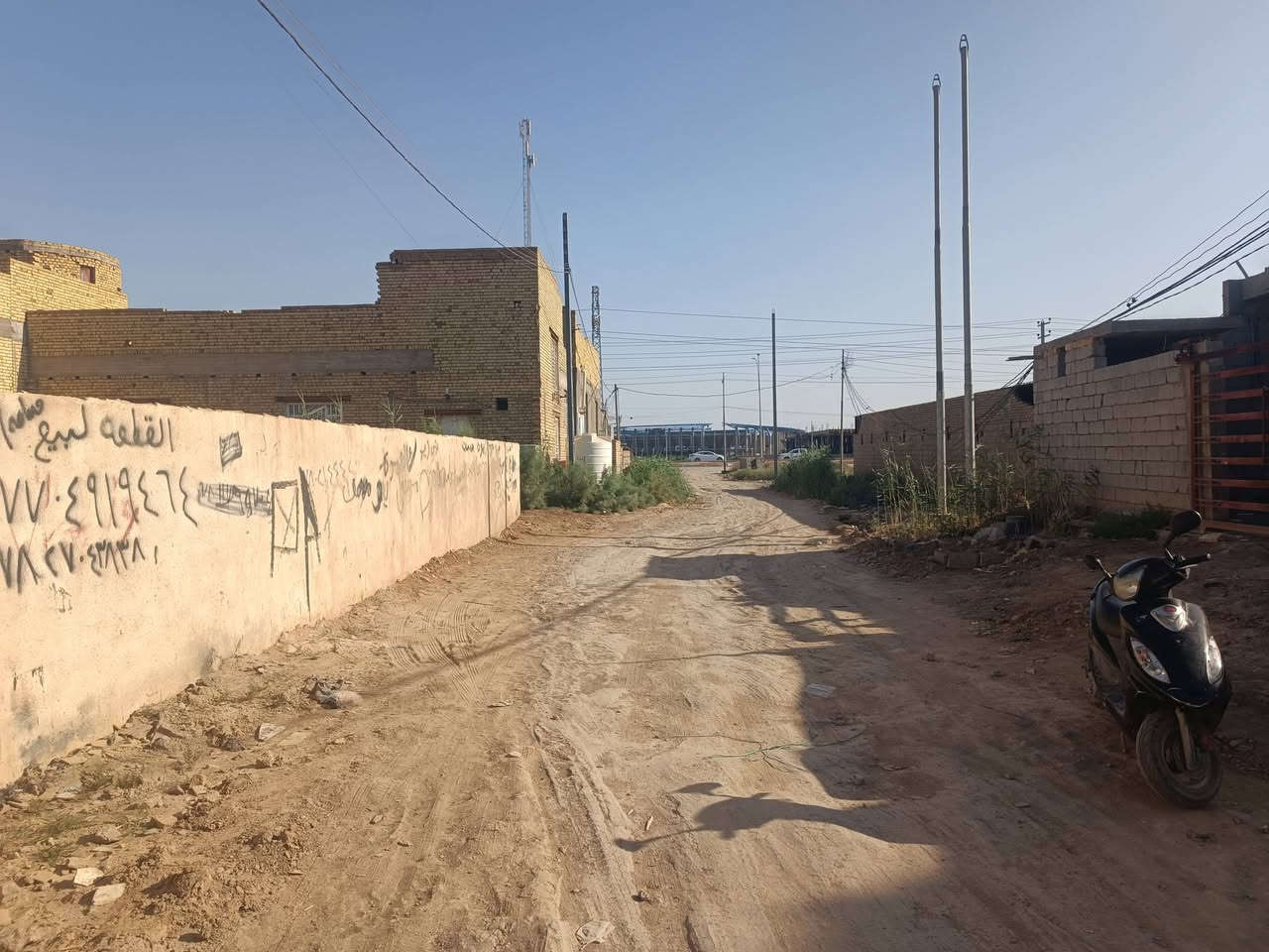 قطعة ارض زراعي المساحة ١٩٨ متر مقابل الملعب الجديد تبعد عن الشارع بني زيد ٥٠ متر فقط اي ثاني قطعة عن الشارع الرئيسي المنقطة مسكونة وكافة الخدمات كهرباء نت مولد حتى بالماء مشترك مع المنطقة عرض القطعة ١٤.٩٠ والطول ١٣.٣٠ 
الرقم للتواصل ***********
