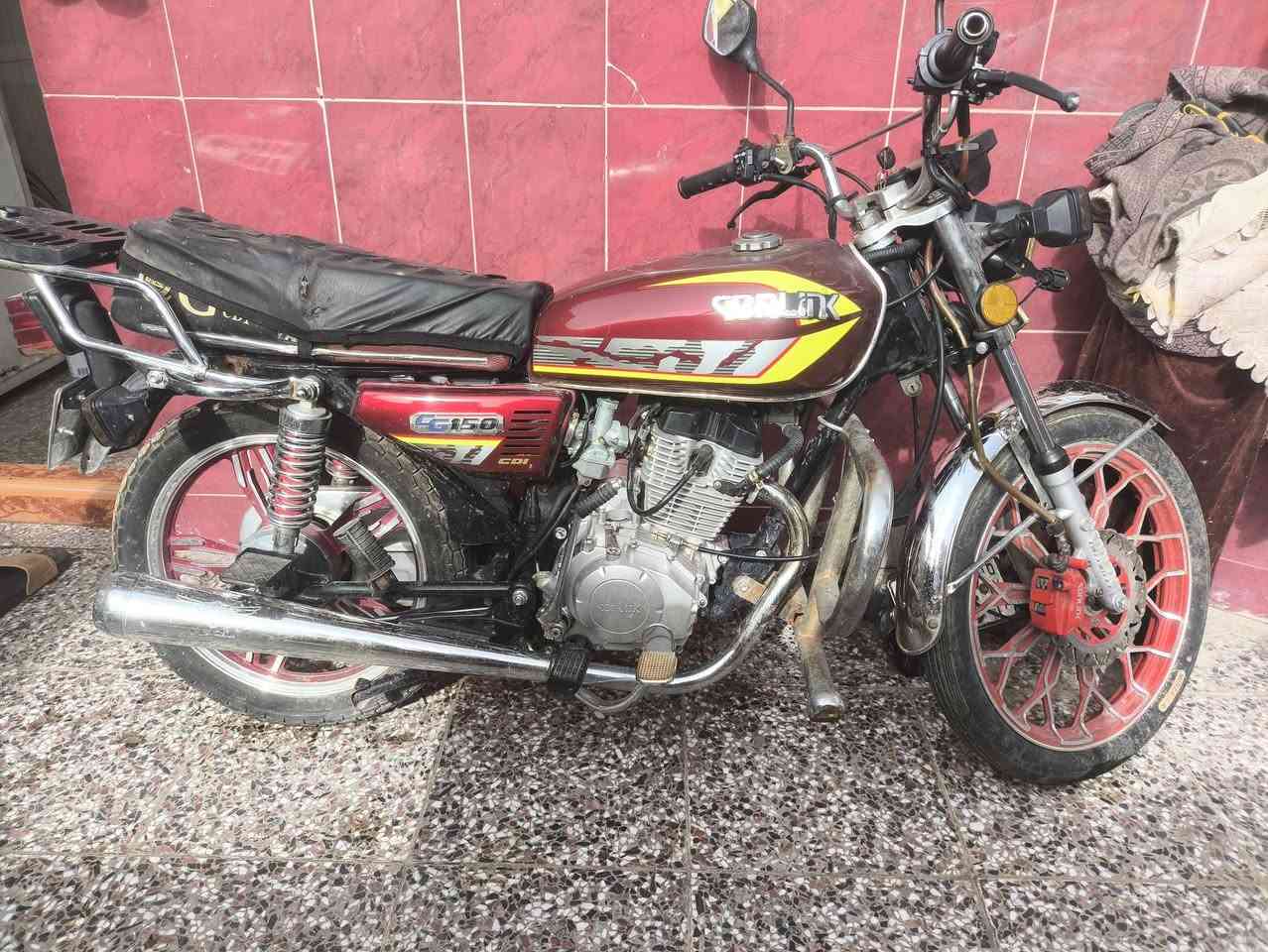 السلام عليكم اقره المنشور عدل
دراجه ايراني  5 گير
سنويه و رقم باسمي لوحات انگليزي  تحويل باي مكان وين ميعجبم 
الدراجه نازله بل 23 الدراجه على ايدي نضيفه اكثر من الصور ما طابه مصلح ابد على ايدي نگره سلف  المحرك مكفول فقط امفيلسه على ايدي 
و بيهه الاستان التعليگ مكصور و لاحمه يعني عادي ترفع على الاستان 
فقط هاذ النقص بعد اي نقص ما بيهه الدهن الي ابدله كله امزويل كل 15 يوم ابدل  
السعر 1400 و بيه مجال بيه مجال بيه مجال
***********
