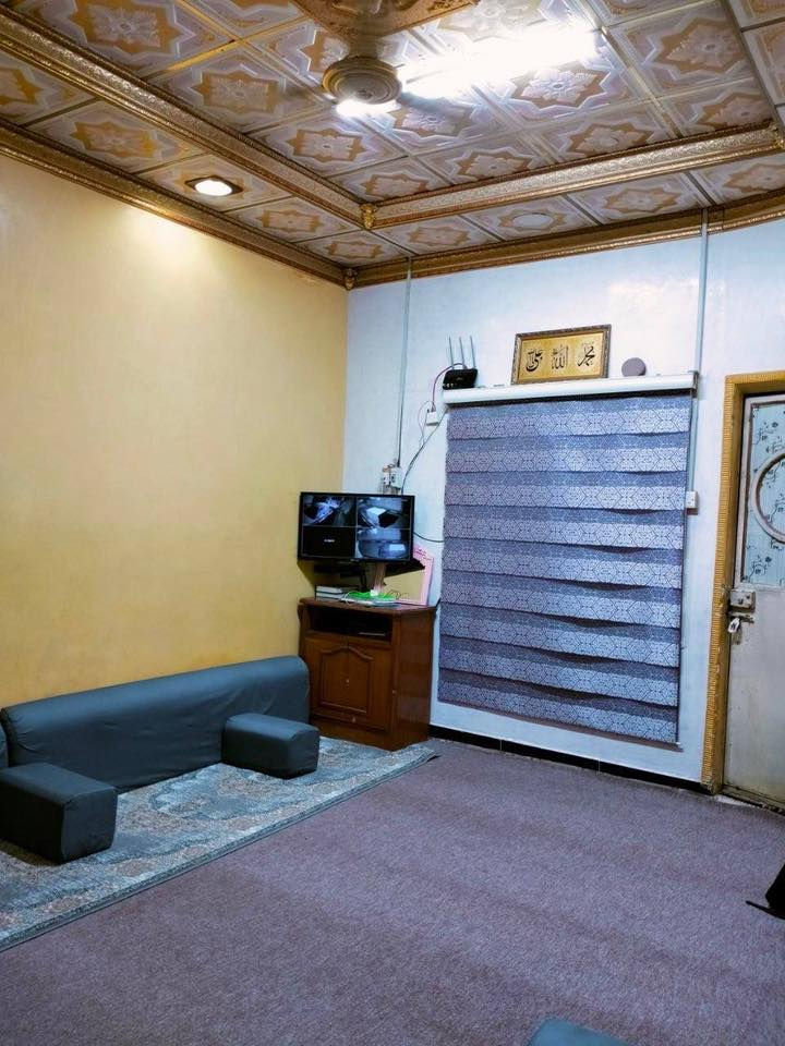 🏡 بيت طابقين للبيع – دور الشرطة / شارع القائد
📍 موقع مميز جداً:
ركن بفرع وسط فرعين + معزول وهادئ ✔️

📐 المساحة: 125 متر
🚶‍♂️ بيه ترك (مشاية) جانب البيت

🔹 تفاصيل البيت:
 • مطبخ مرتب
 • استقبال (صالة ضيوف)
 • 4 غرف نوم
 • حمامين
 • تواليت خارجي
 • 4 سبالت (3 بالطابق الأرضي + 1 بالطابق الثاني)
 • كاونتر فره كاملة جديدة ومصممة بشكل حديث ✨

⚠️ ملاحظة بكل أمانة:
الطابق الثاني بيه مشكلة بسيطة بالصالة (الصب متأثر من الرطوبة)، وتم تدعيمه بدعامات، ويحتاج شغل بسيط وما يكلف هواي 👍

📄 نوع العقار:
رقم حكومي – معاملة كاملة باسم المالك ✔️

💰 السعر: 110 مليون
📉 قابل للتفاوض للجادين

📞 للاستفسار والتفاصيل أكثر، تواصل خاص او اتصال 
***********
#عقارات_البصره #سيد_حسن #عقارات #عقار_للبيع #البصره
