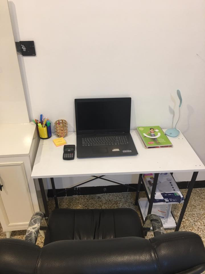 للبيع ميز دراسة جديد ونضيف + كرسي دوار  فقط الميز والكرسي للبيع ابيعهم اثينهم السعر 110 التواصل ع الرقم ***********
