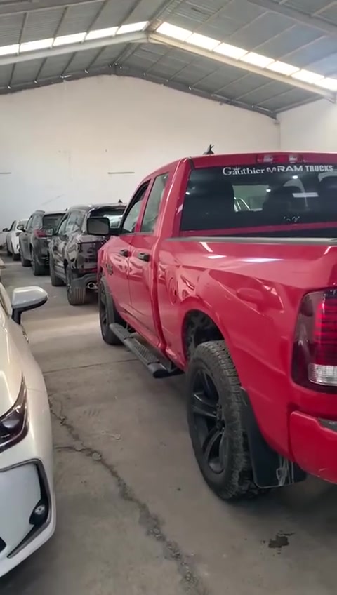 السلام عليكم
رام كلاسك اربيل موديل 22 هيمي 5700 بدون ايرباك باب قصير بدي طويل سياره  ضررها جدا بسيط ماشيه 117 الف  ميل مجهزه بمنظومة غاز كير محرك بالكارتون طخم تاير برجستون   سياره طابكه بالباب ضررها ربع بنيد وربع وجاملوغ ودحجه باليك لايت الخلفي جهة السايق رقمي *********** مهندس علي فرج سعرها 187 بيها مجال
