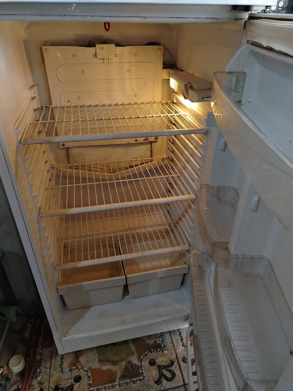 ثلاجه للبيع نظيفه شرط بيها ضمان للتواصل خاص او الاتصال *********** مكانها السماوه
