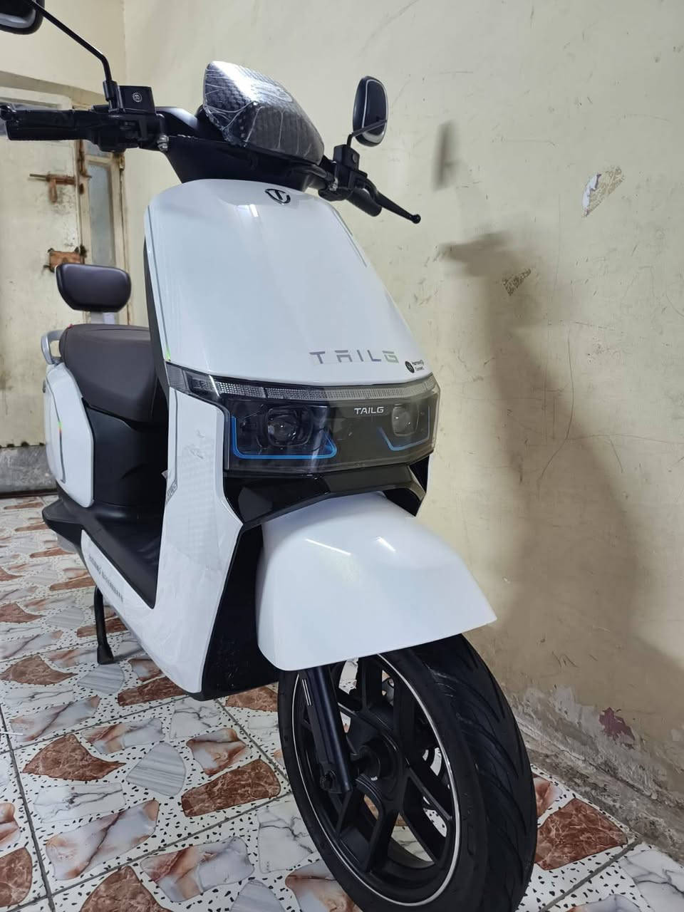السلام عليكم للبيع دراجه تالجTAIlGمديل 2026 دراجه مكفوله كفاله عمه وضع شركه زيرو ما ماشيه مكفوله من الشخط وصل المعرض ولملحقات بيها شرط تشلع نايلون الوكاله بيدك
تفاصيل الدراجه 
لايت عالي ناصي زنون+ سكن 
اشاير لد 
بك لايت خلفي لد LED
مثبت سرعه
دبل امامي خلفي دسك هايدروليك
مخرج  USBلشحن الهاتف
عدد البطاريات 6 كرافين مصطره الحجم الكبير
شاحنه تدعم الشحن السريع وليقاف الذاتي عند الامتلاء البطاريه
سرعه الدراجه 60 حقيقي
ثلاث انضمه تشغيل سويج + بصمه + كارت NFC
نضامABS
نضام R البك الرجوع الى الخلف
تايرات جلاتين
كشن طبي جلاتين
الشراي يتفضل خاص او التصال عله الرقم***********
سعر الدراجه 850 بيها مجال بصيط
مكان الدراجه ساحت عدن
