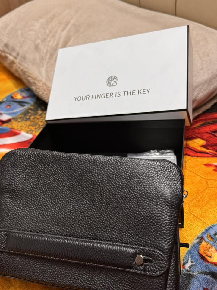 حقيبة بصمه اخذتها من النمور الي بشارع فلسطين بعدها جديدة بدون اي استخدام 
اخذتها ب 50 خلي سعرك واتساب واخذها 
واتساب ***********
