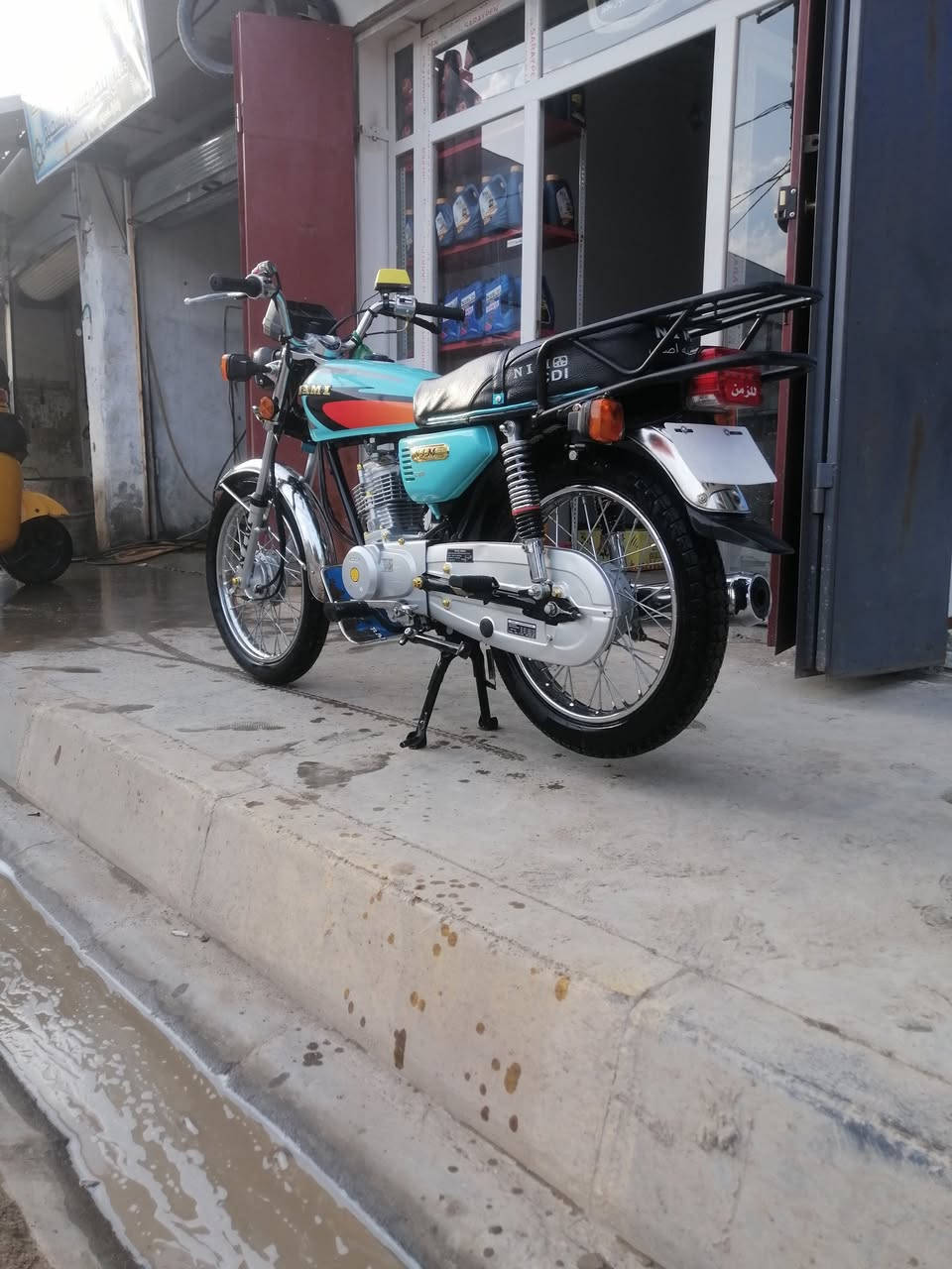 السلام عليكم دراجه للبيع موديل 25 بعده ع سحك أوراق كامله ٤ مكاني بعقوبه تقاطع الساده السعر 775 وبيه مجال ***********
