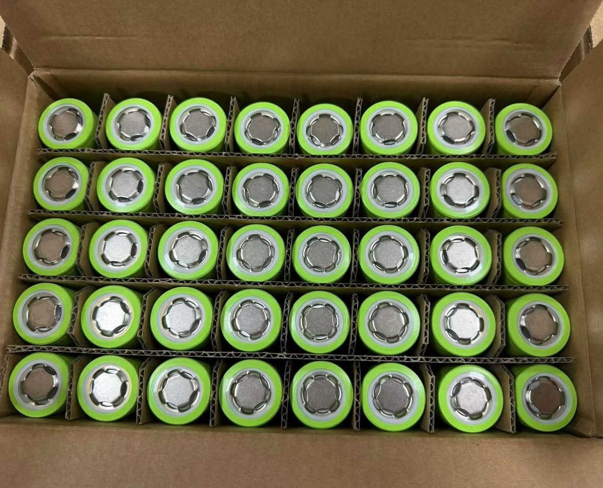 LiFePO4 battery cell TZJSK IFR32140-15Ah 3.2V Lithium iron phosphate battery 15000mAh LFP battery cell Grade A electric tricycle battery electric bike battery.
Model Number: TZJSK IFR32140-15Ah battery
Nominal Voltage: 3.2V
Operating Voltage:2.0V-3.65V
Nominal Capacity: 15.0Ah
Internal Resistance:≤2.0mΩ
Cycle life: ≥2000 times
Battery Weight≥298g
Application: Solar Garden Light,Home Appliances,Submarines,Golf Carts,Electric Bicycles,Electric Scooters,Electric vehicles,Electric wheelchairs,Electric Power Systems,Solar Street Light,Solar Energy Storage,Electric Forklifts,Uninterruptible Power Supplies,Electric three-wheeled four-wheeler,Electric forklift,sightseeing electric vehicle,Energy storage power supply,outdoor power supply and so on.


**إذا كنت صاحب هذا الإعلان وتريد حذفه لأي سبب، رجاءا أرسل رسالة إلى الدعم الفني**