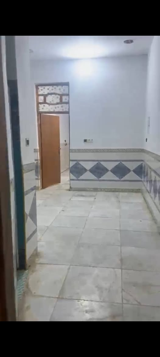 سلام عليكم بيت للايجار مساحه 130م قاطين متكون من غرف 2 وصاله 2 ومطبخ واستقبال بناء حديث مكانه حي الزهراء قرب جامعه ميسان  هاذ رقمي ***********
