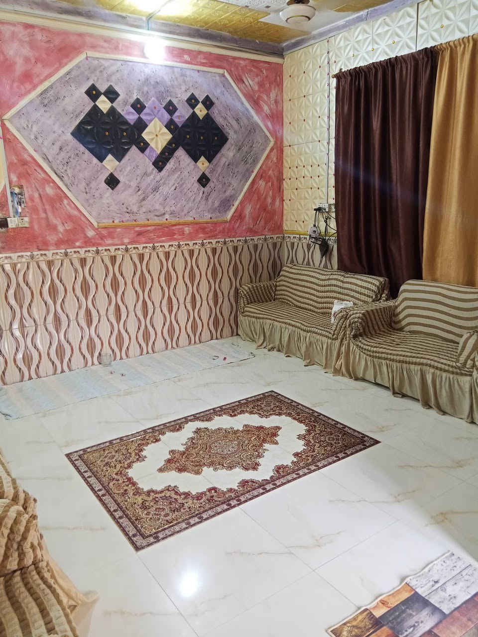 السلام عليكم بيت للبيع الموقع حي الحسن
غرفتين صاله ديوانيه مطبخ مخزن صحيات ممر 
المساحه 150 
السعر يم صاحب الرقم ***********
